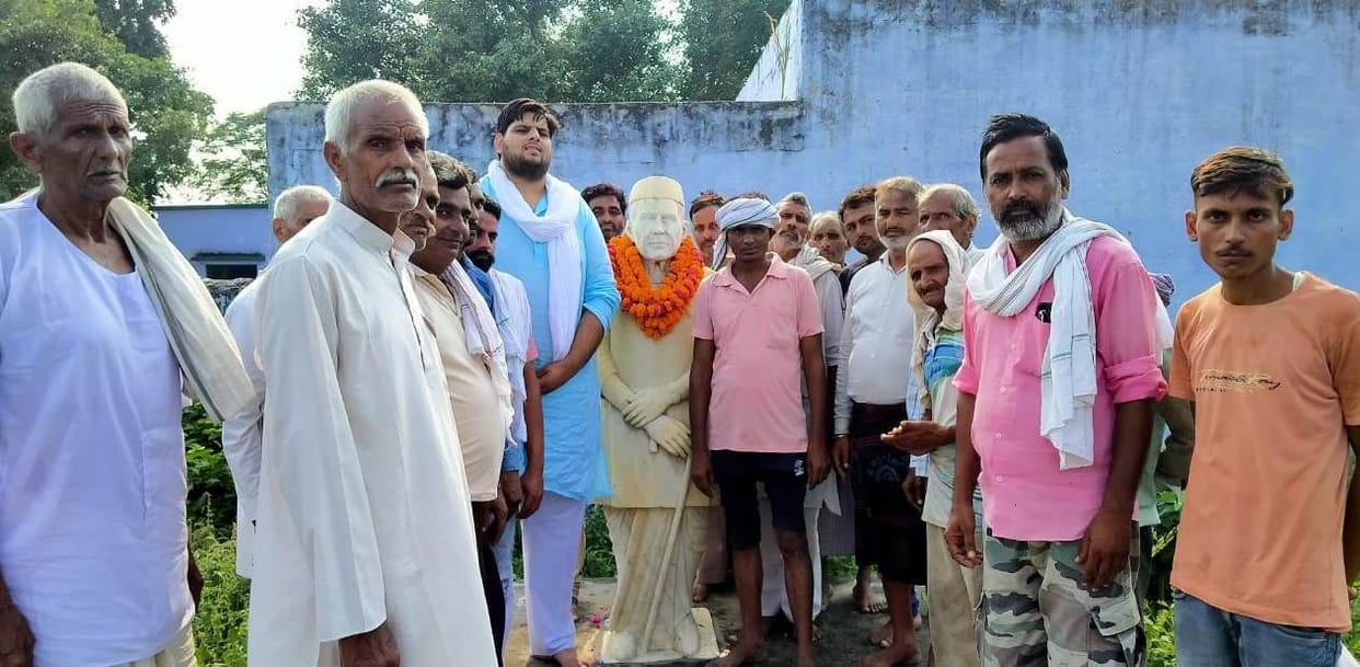 Hathras: Beautification of the statue site of Chaudhary Charan Singh in Karil