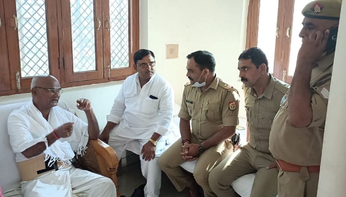 Opposition parties burnt effigies in protest against the arrival of CM Yogi in chandauli big leaders were placed under house arrest in the morning 