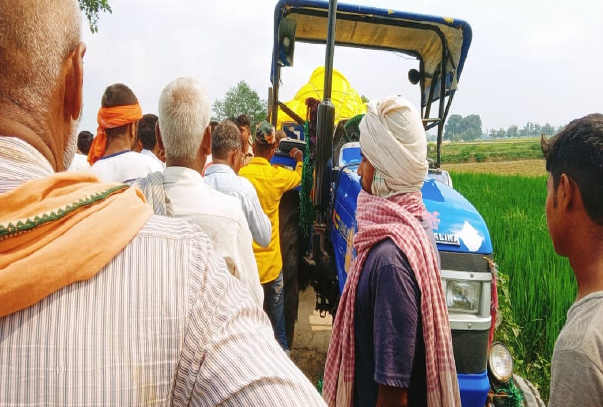 Road accident in ballia sali died and jija injured after bike hit by tractor trolly in ballia