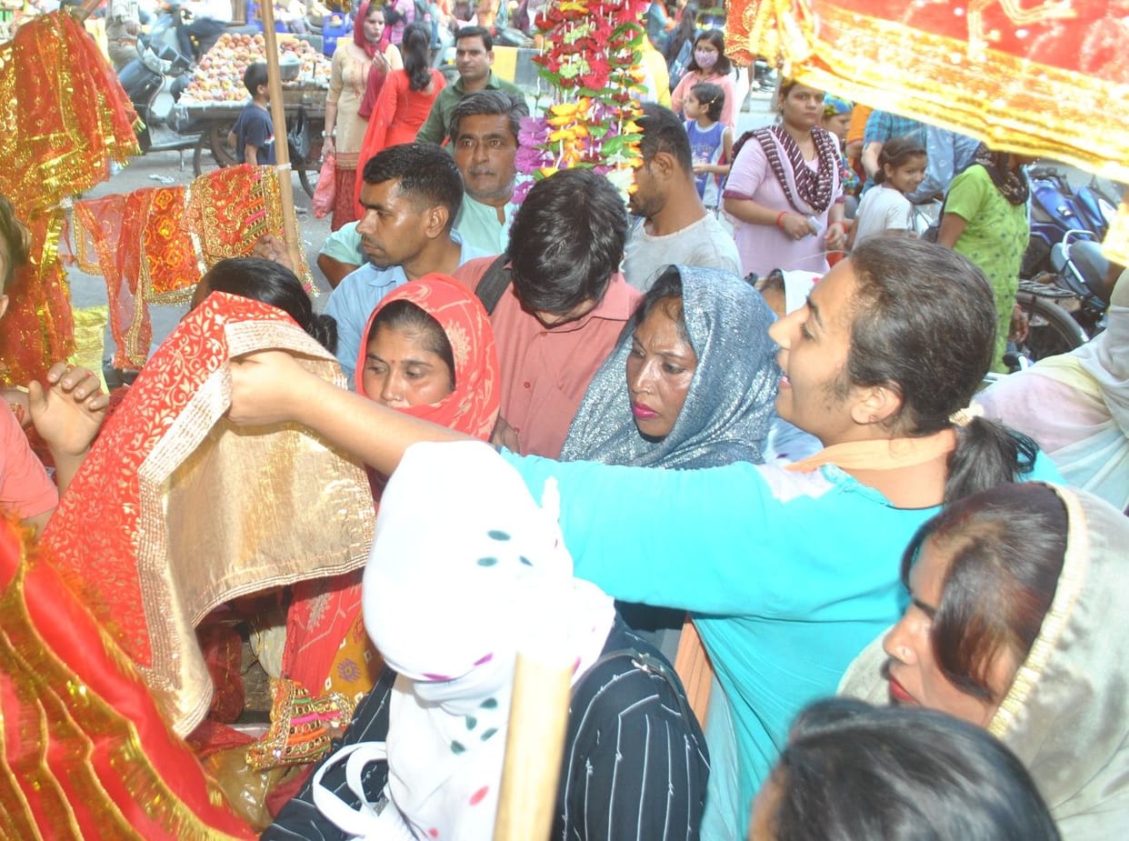 Before Navratri in Shamli, crowd gathered in the markets