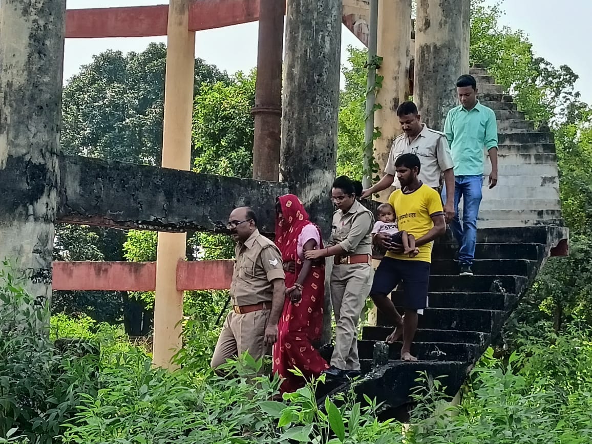 woman climbed on water tank with Innocent children in bhadohi high voltage drama to take down