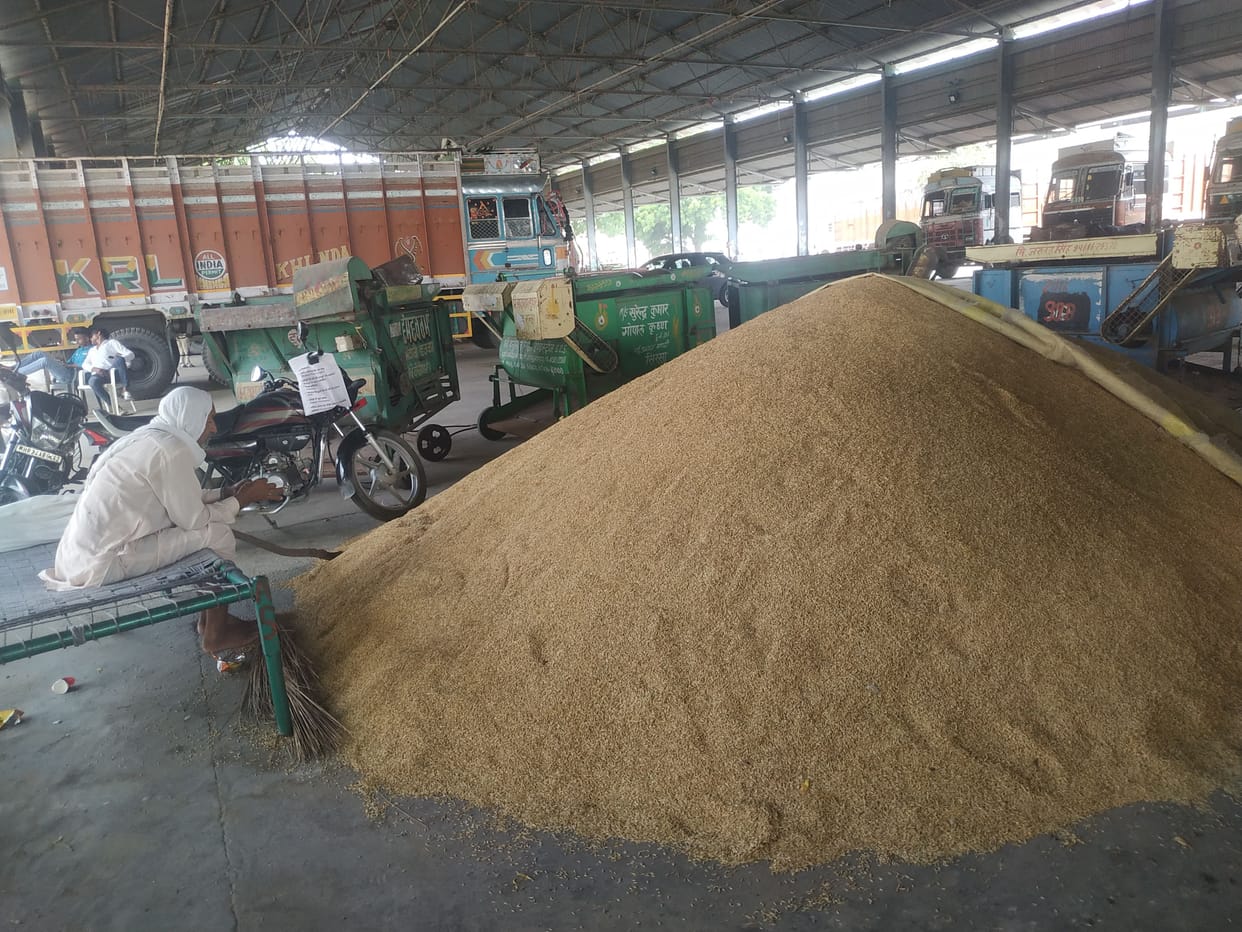 Due to non-registration of millers, the purchase was not done, the farmers were waiting for the bidding.
