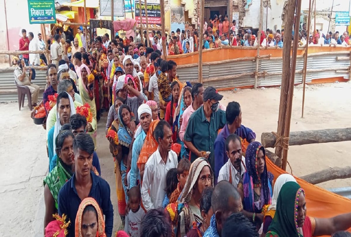Navratri 2021 first day in vindhyavasini temple mirzapur huge crowd of Devotees gathered at Vindhyachal dham for see maa shailputri