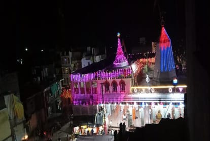 Police beat up the visitor in Maa Vindhyavasini temple mirzapur Five policemen suspended