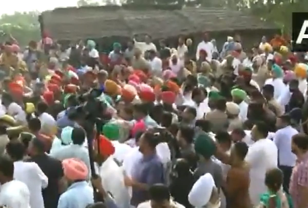 Lakhimpur Kheri Incident: Congress Leaders Navjot Singh Sidhu stayed in Bajpur Uttarakhand, met with farmers