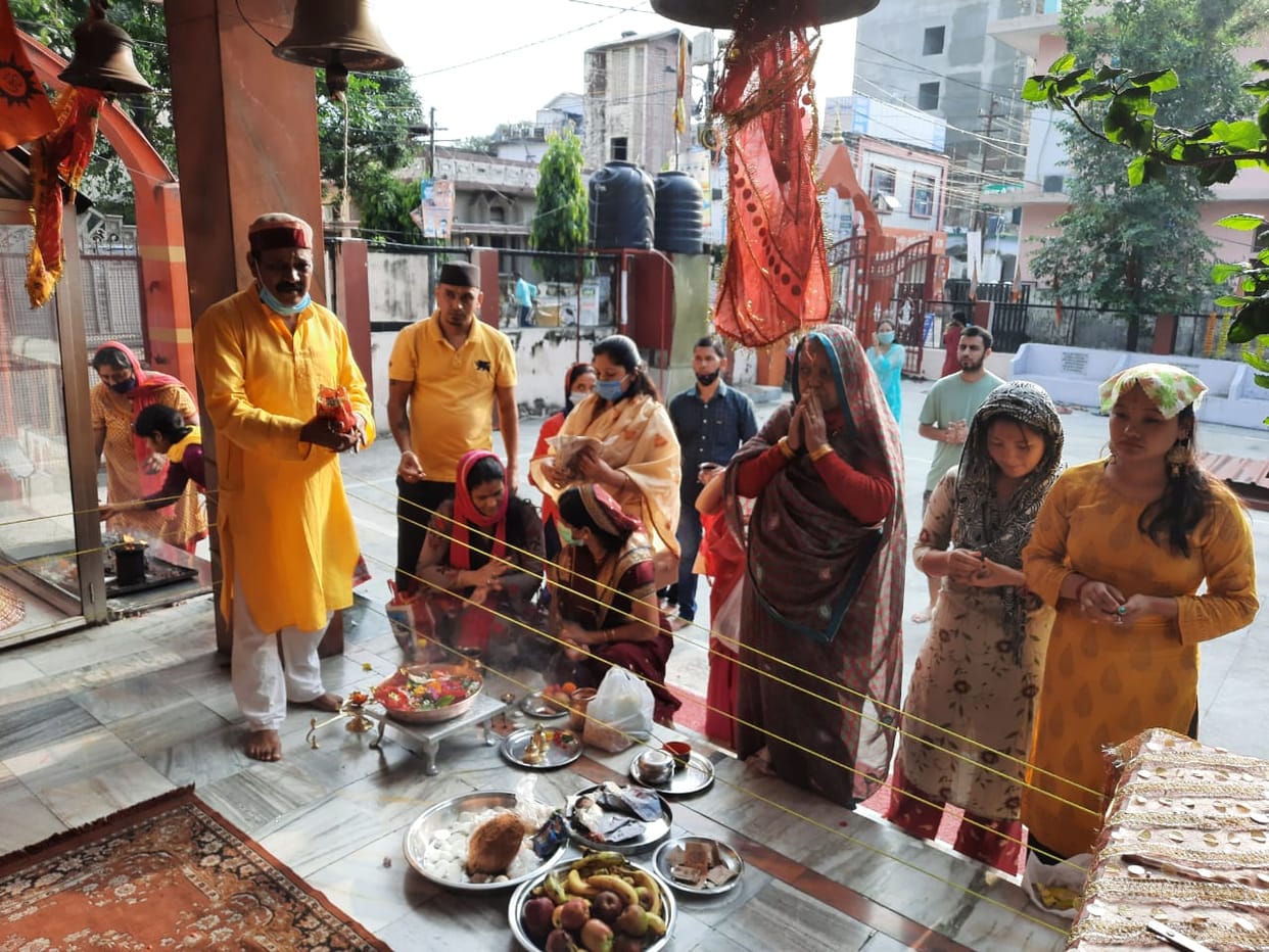Shardiya Navratri 2021: Devotees gathered in the temples on the first day of the holy festival of Maa Durga
