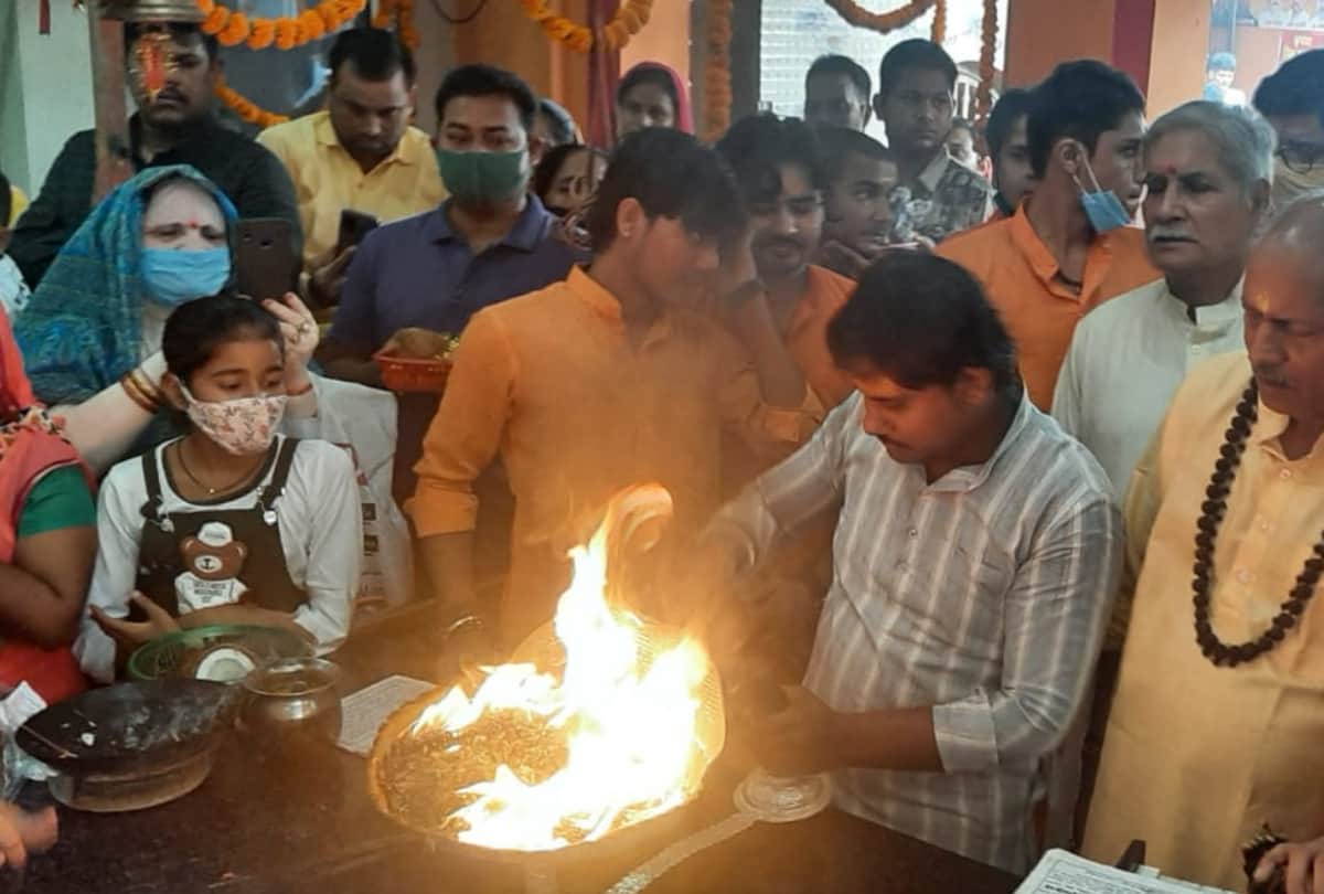 People offer prayers in temples on beginning of Navratri.