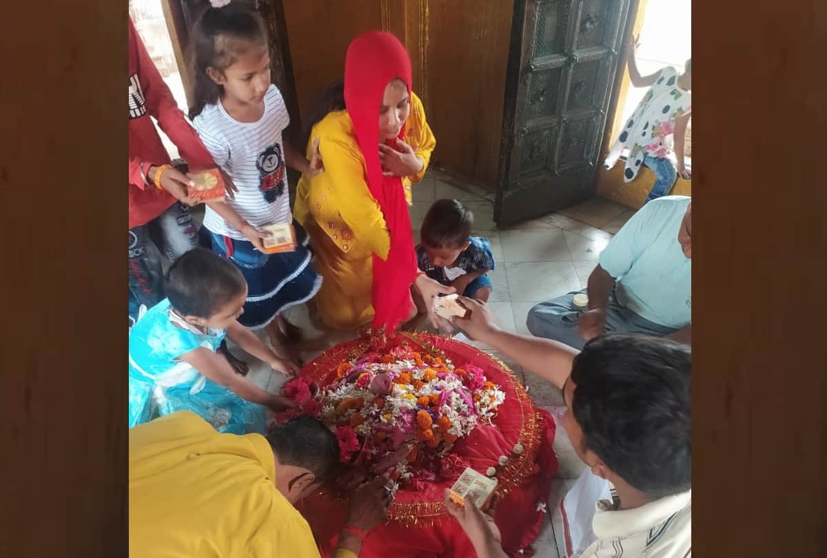 People offer prayers in temples on beginning of Navratri.