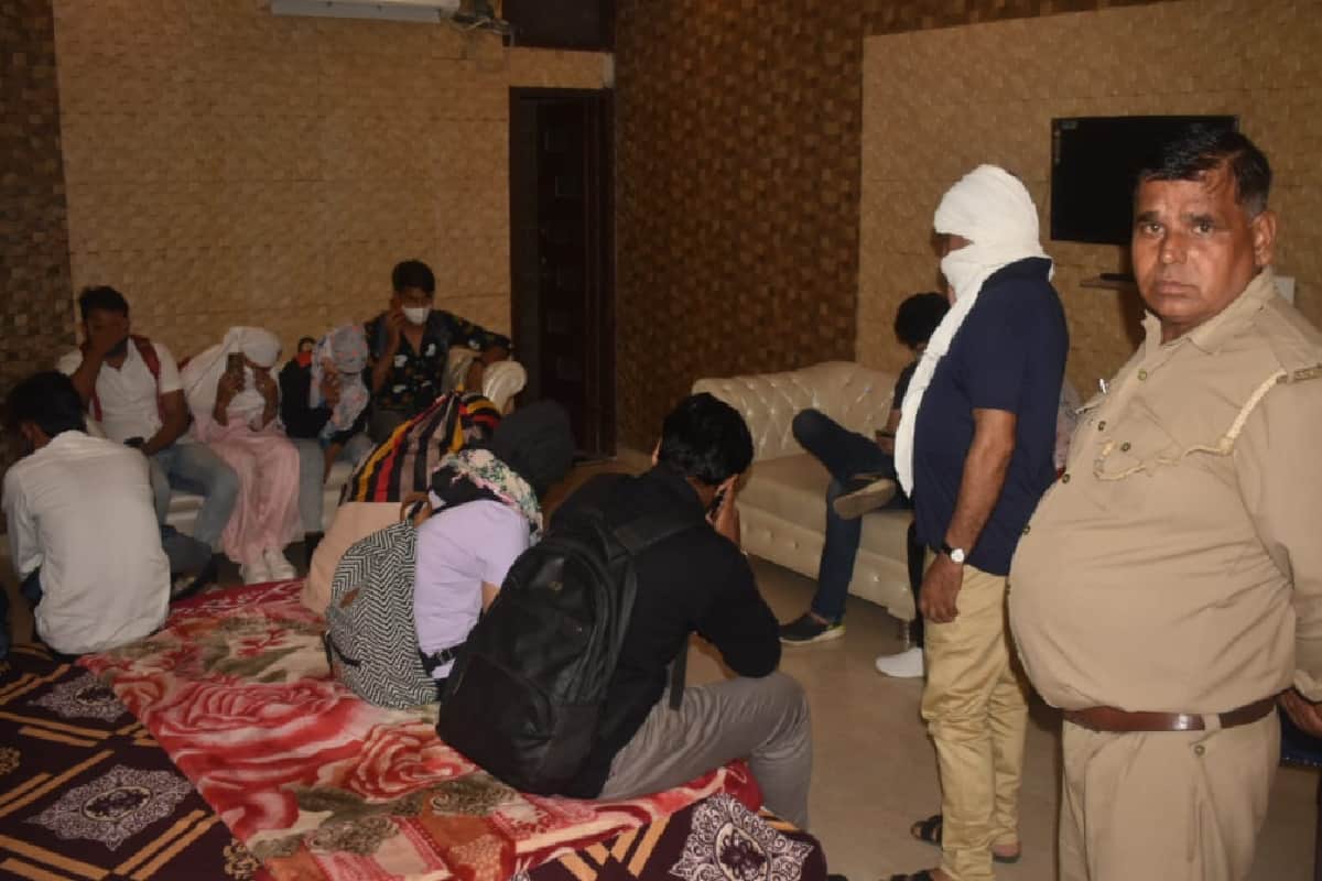 UP News: Anti human trafficking unit and Police has raid in a hotel and 13 boys and girl recoverd