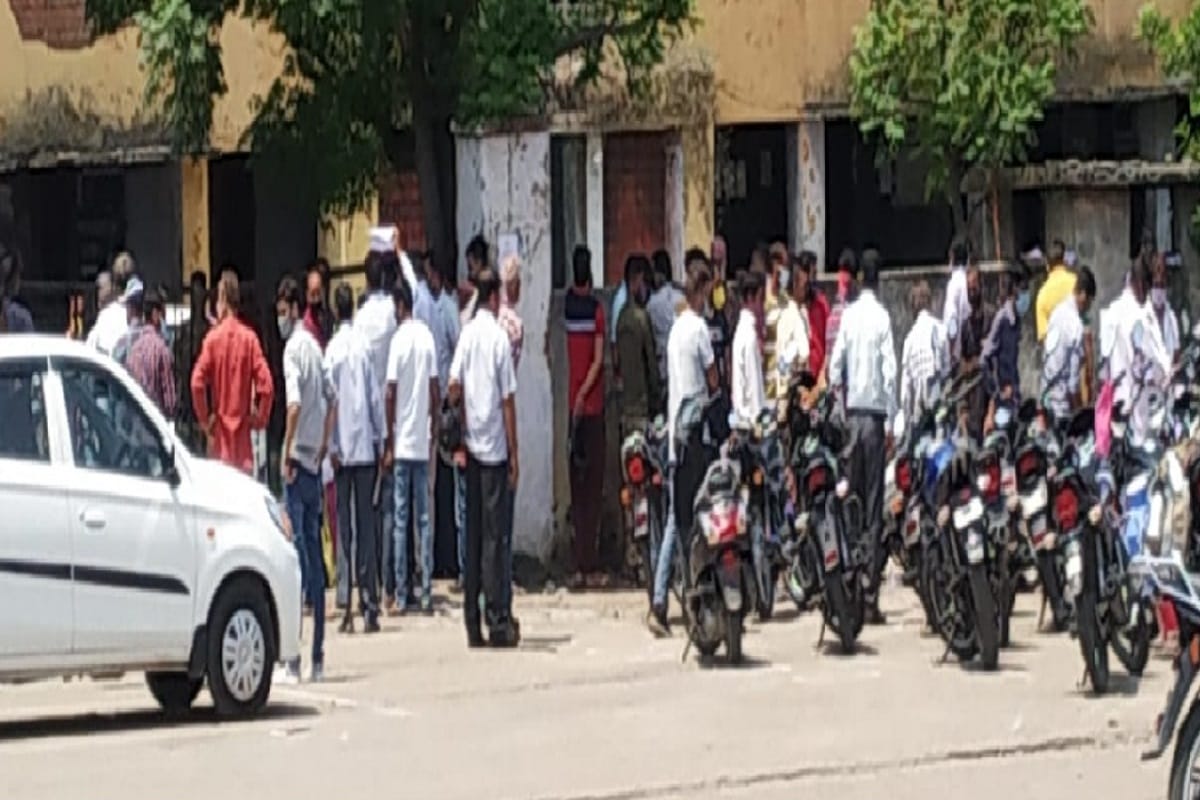 Meerut News: Six thousand RCs have stopped due to the end of the special paper in the RTO office
