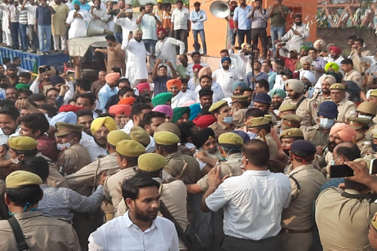 Saharanpur News: Punjab congress leaders and local workers have protest on Shahjahanpur Police post and police barriers broken and see photos