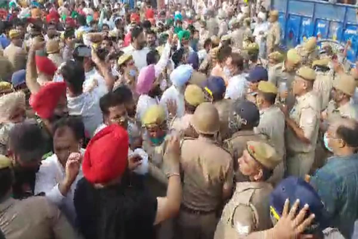 Saharanpur News: Punjab congress leaders and local workers have protest on Shahjahanpur Police post and police barriers broken and see photos
