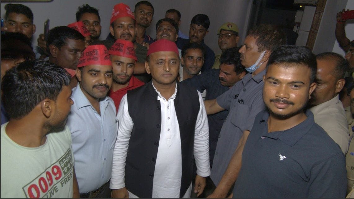 Akhilesh left the toll after greeting the spies