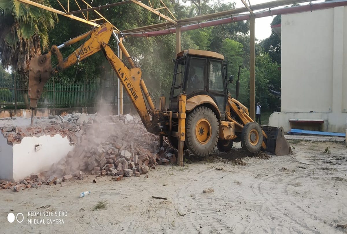 Prayagraj: High Court dissatisfied with administration's action in Azad Park, not completely destroyed encroachments despite order