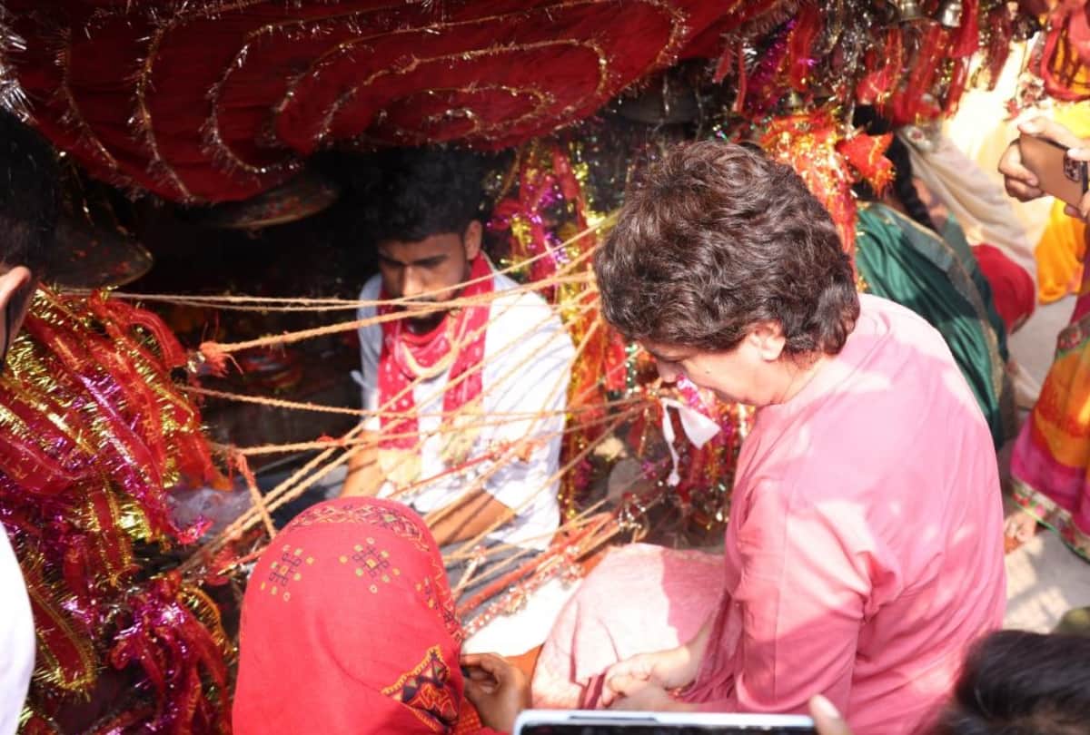 priyanka gandhi offer prayer in temple on navratri.