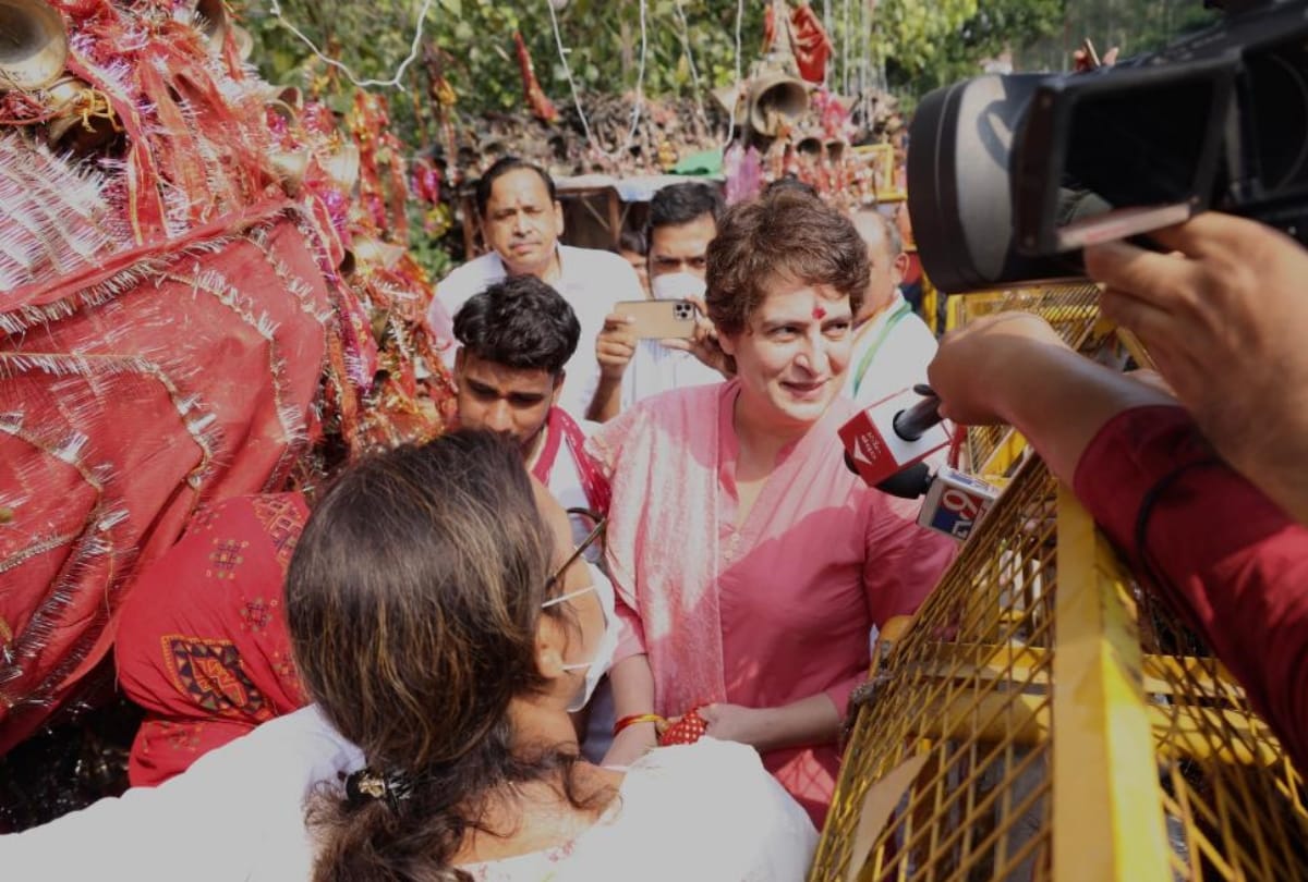 priyanka gandhi offer prayer in temple on navratri.