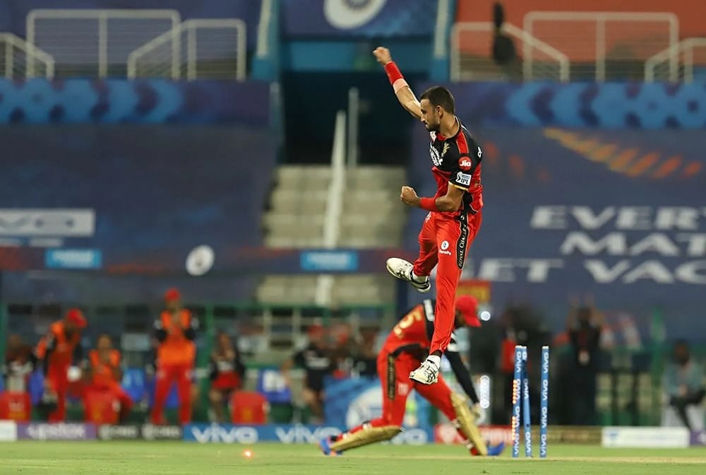 RCB vs SRH IPL 2021, Sunrisers Hyderabad VS Royal Challengers Bangalore match pics, Umran Malik takes autograph from Virat Kohli 