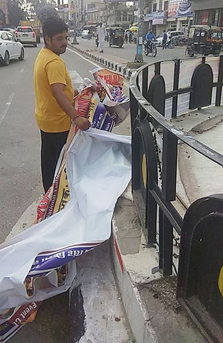 Removed posters put up at squares and intersections in the city