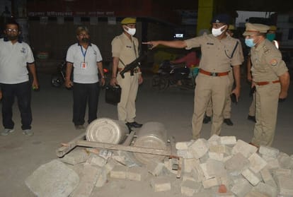 Agra Traffic Police Alert At Crossing