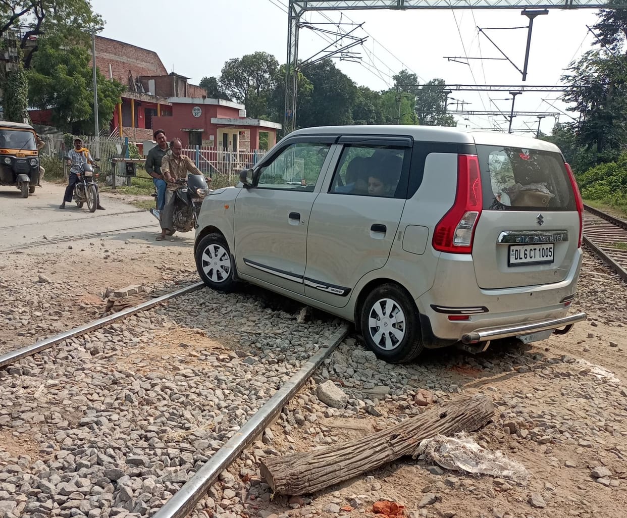 Passengers getting injured by getting stuck in railway crossing