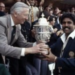 1983 वर्ल्डकप की ट्रॉफी के साथ कपिल देव