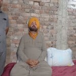 अनशन पर बैठे नवजोत सिंह सिद्धू।