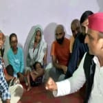 पत्रकार रमन के परिवार से मिले अखिलेश यादव