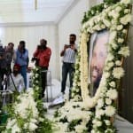 राहुल गांधी स्व. पासवान को श्रद्धांजलि अर्पित करते हुए।