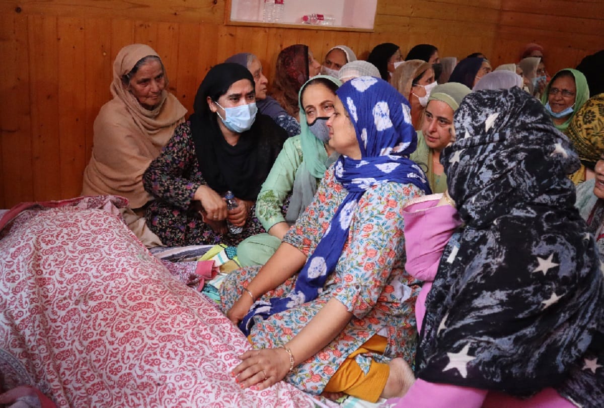 Jammu kashmir News : When the body of Principal Supinder Kaur reached home, daughter Jasleen broke down