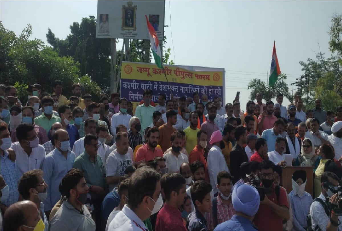 Terrorist attack: People of Jammu took to the streets to protest against the terrorist attack on teachers in Srinagar, see photos