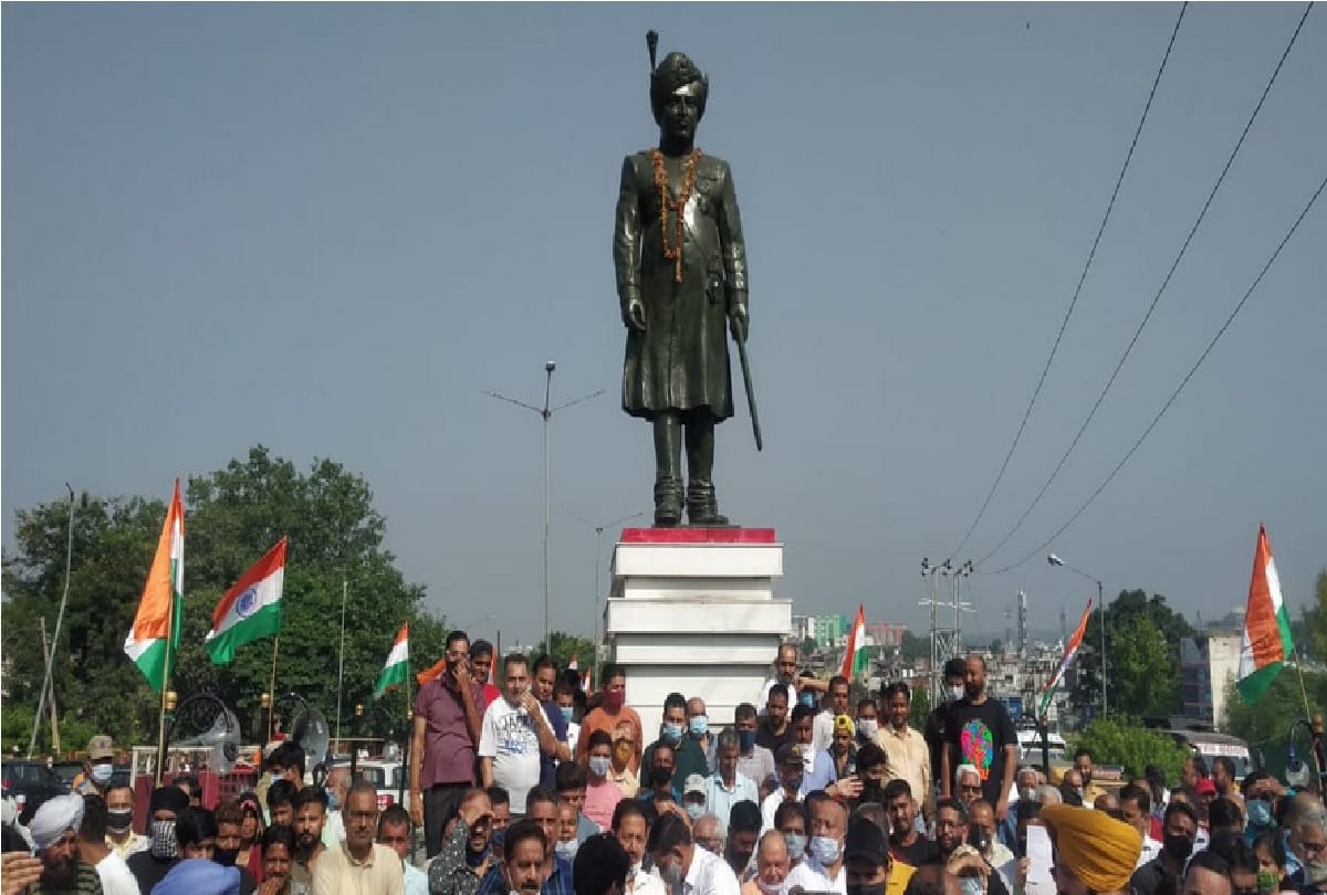 Terrorist attack: People of Jammu took to the streets to protest against the terrorist attack on teachers in Srinagar, see photos