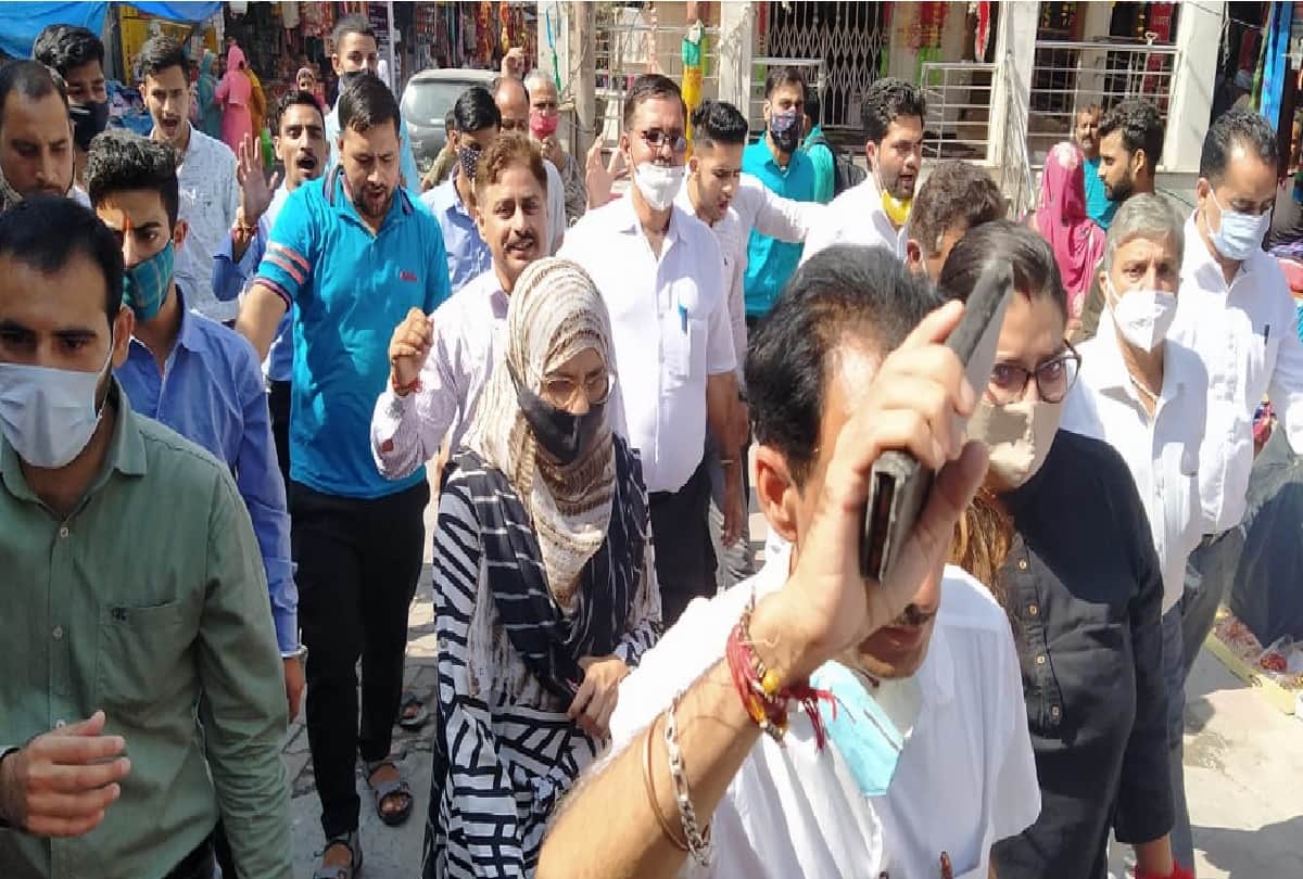 Terrorist attack: People of Jammu took to the streets to protest against the terrorist attack on teachers in Srinagar, see photos