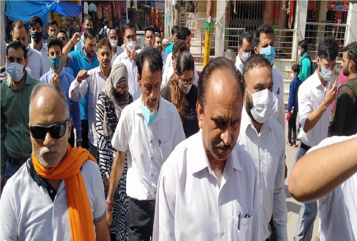 Terrorist attack: People of Jammu took to the streets to protest against the terrorist attack on teachers in Srinagar, see photos