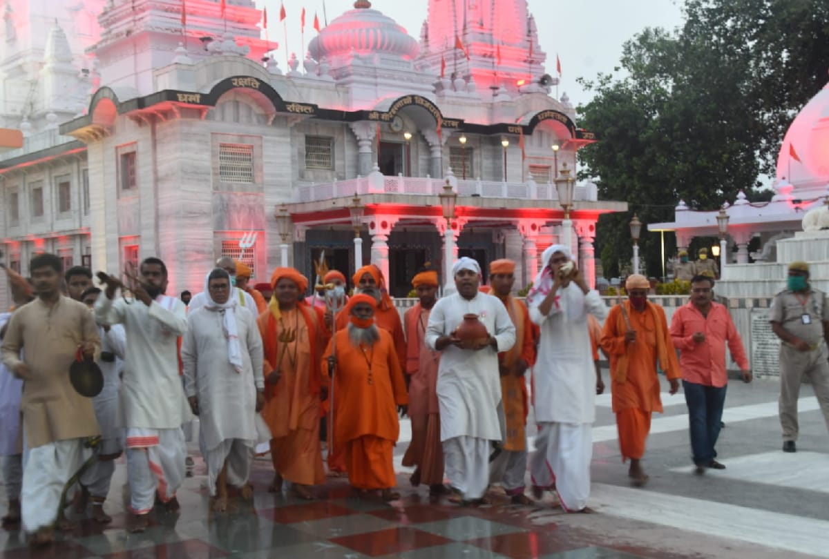 CM Yogi Adityanath Annaprashan to girl after worshiping Maa Brahmacharini in Gorakhnath temple in Navratri 2021