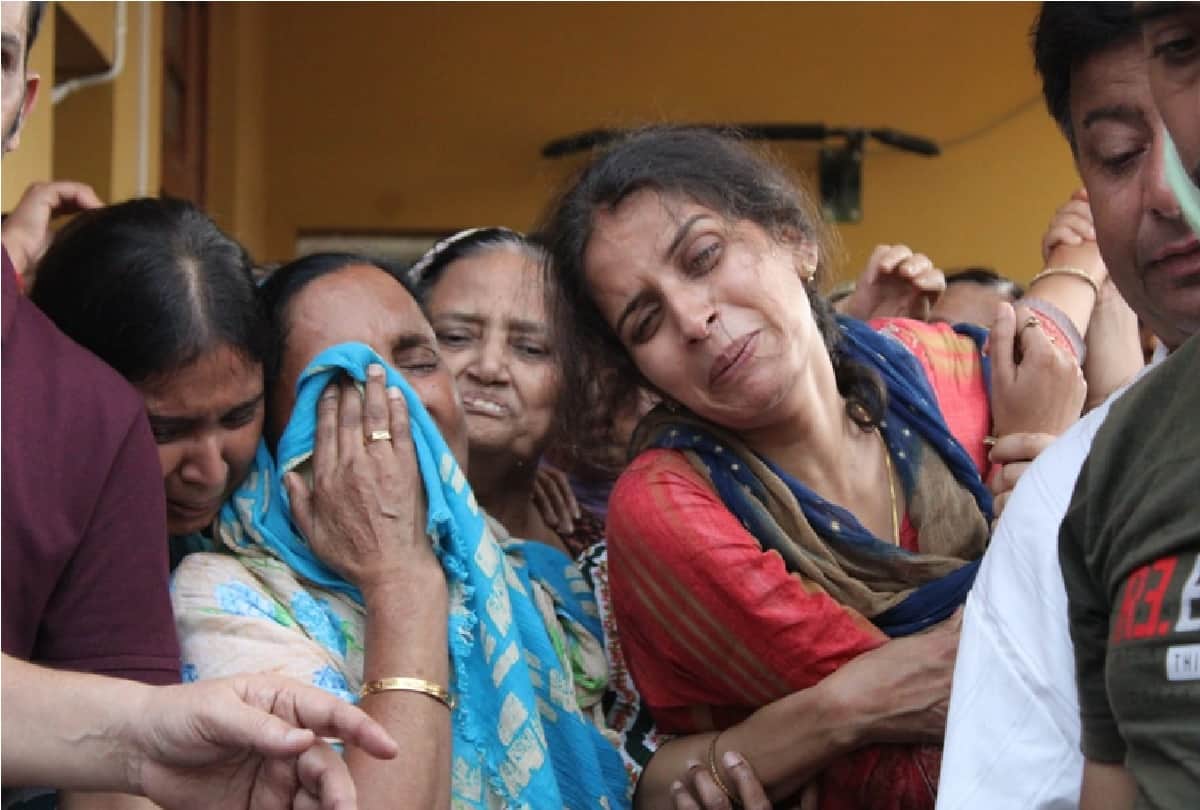 Deepak Chand's murder in Srinagar: Wife's stoned eyes, innocent child's hissing stopped, floods gathered to pay tribute