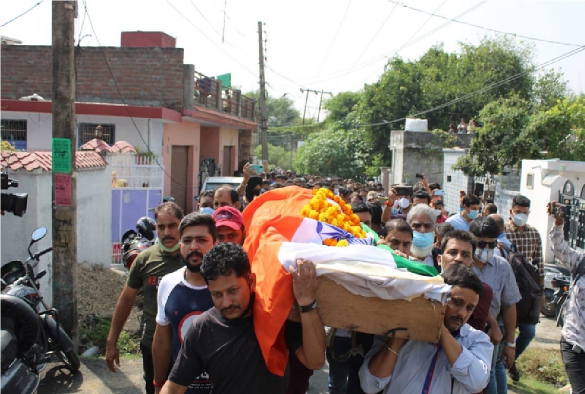 Deepak Chand's murder in Srinagar: Wife's stoned eyes, innocent child's hissing stopped, floods gathered to pay tribute