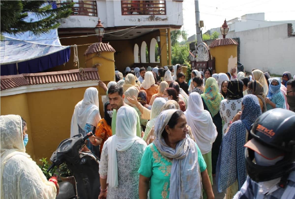 Deepak Chand's murder in Srinagar: Wife's stoned eyes, innocent child's hissing stopped, floods gathered to pay tribute