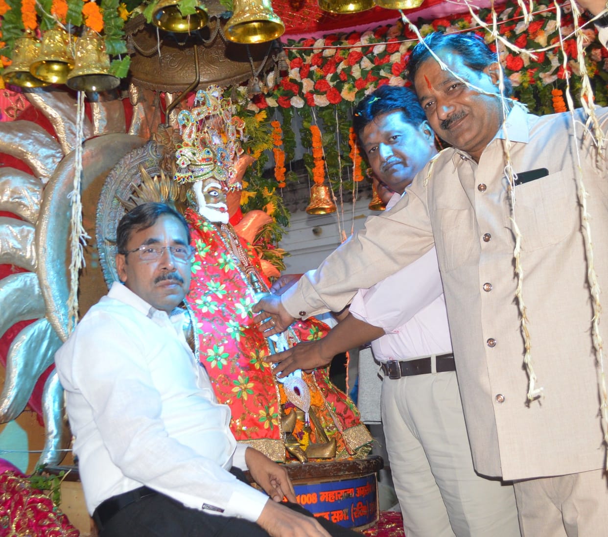 Hathras: The procession of Maharaja Agrasen came out with pomp, welcomed