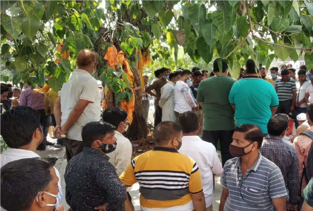 Deepak Chand's murder in Srinagar: Wife's stoned eyes, innocent child's hissing stopped, floods gathered to pay tribute