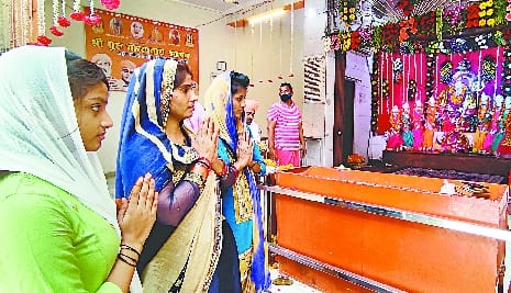 Sharadiya Navratri: Worship of Maa Shailputri in Goddess Mandaps on the first day