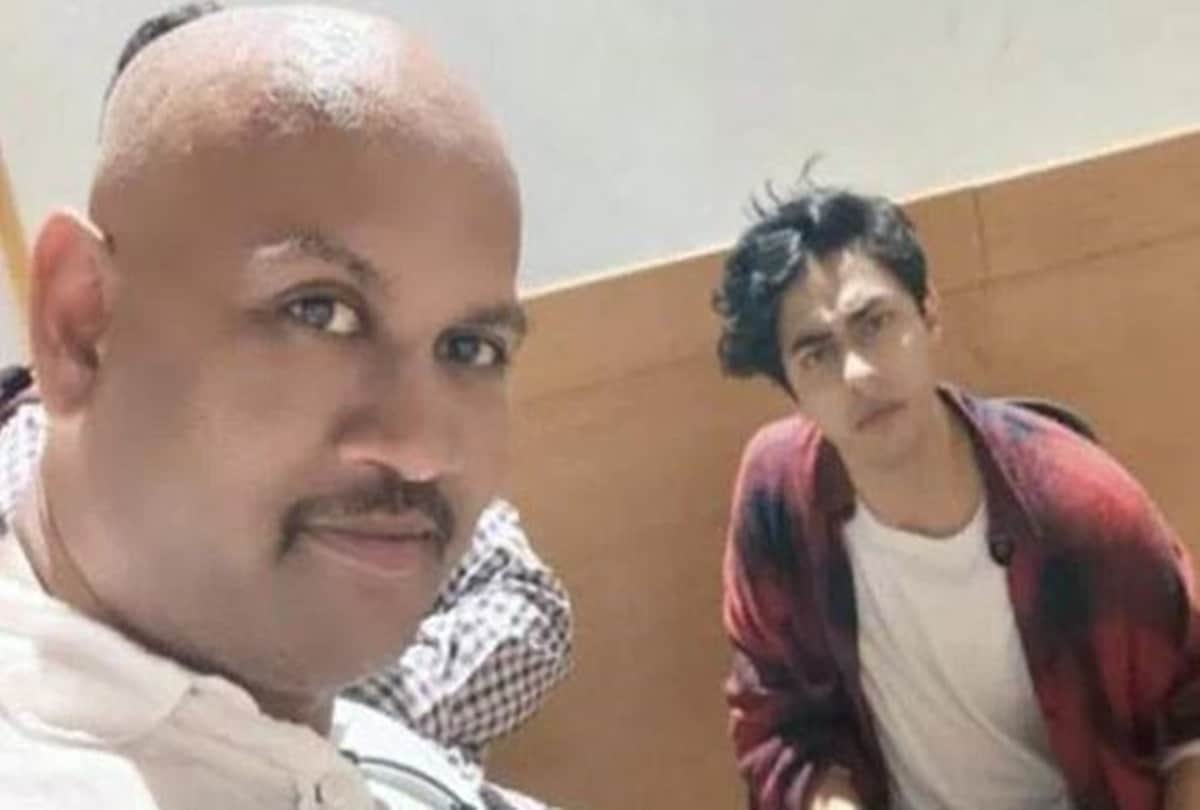 Pooja Bhatt tweets on man in viral selfie with Aryan Khan,alleging that the informers life was at risk