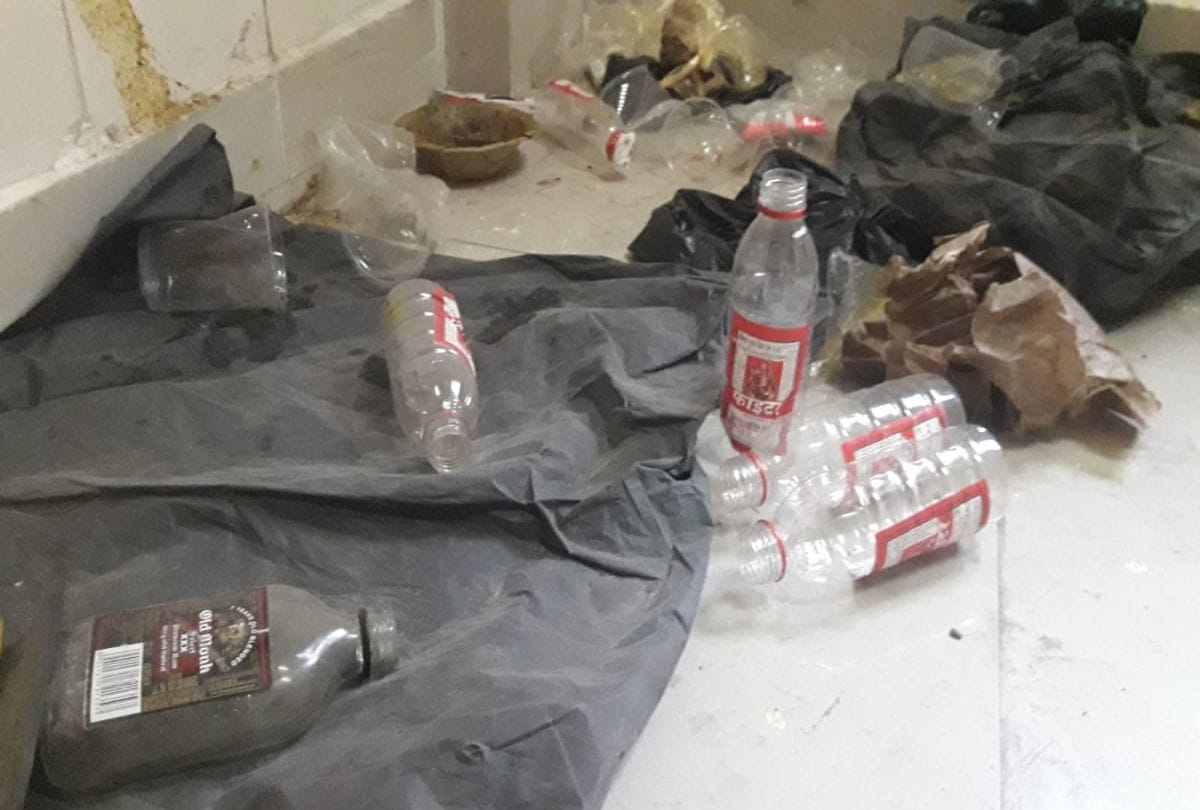 Fake liquor factory caught in UP three smugglers arrested two absconding 