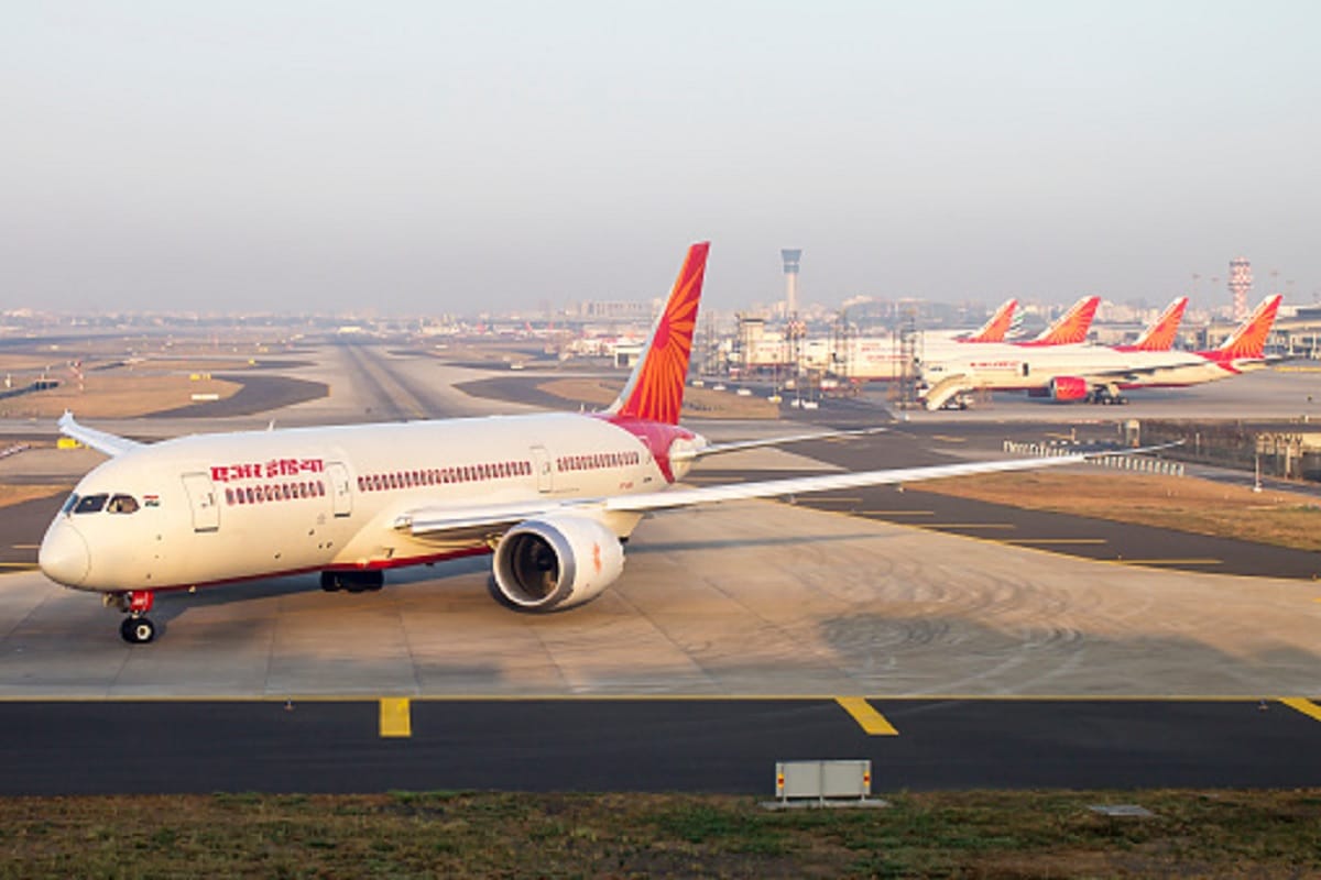 emergency landing of air india flight with crack in windshield at Delhi igi airport
