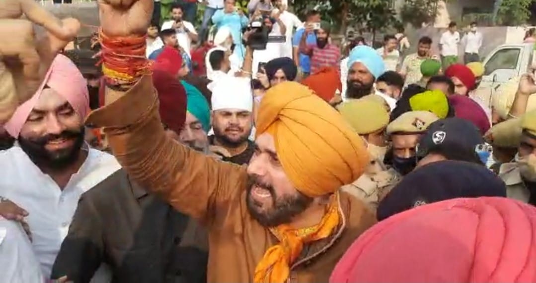 Navjot Singh Sidhu and supporters create ruckus on UP border