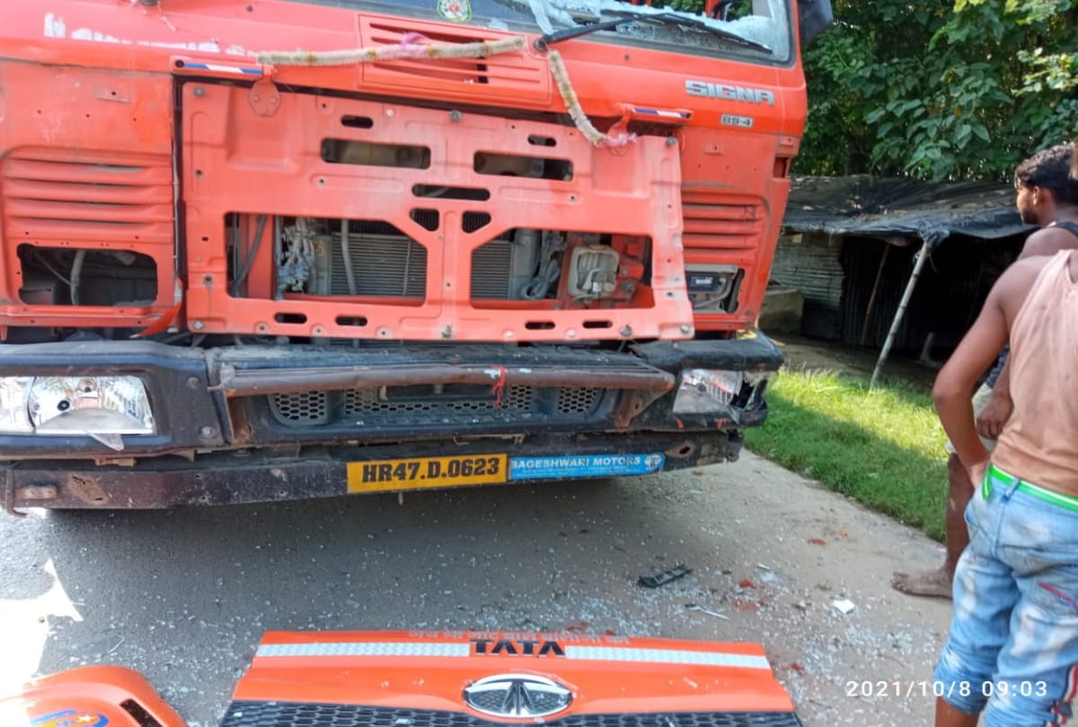 girl student died after hit by trailer during going School in Deoria