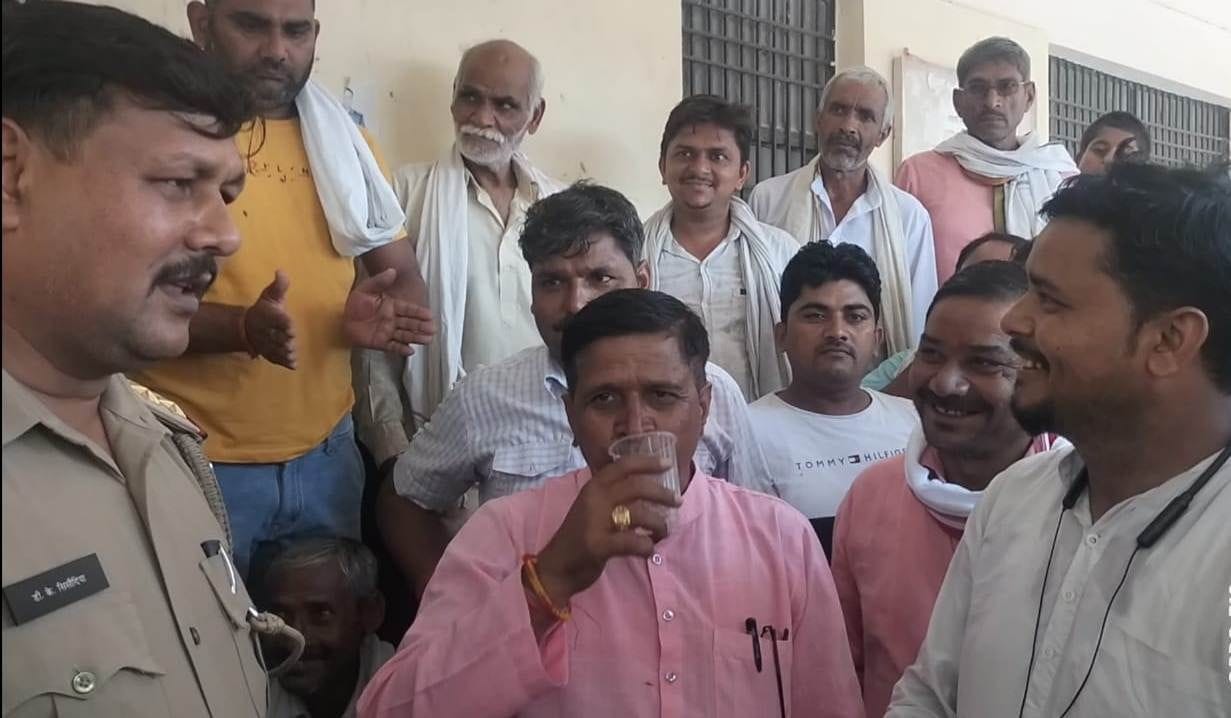 Hathras: Chief roared on Tehsil against Lekhpal, sloganeering by hunger strike