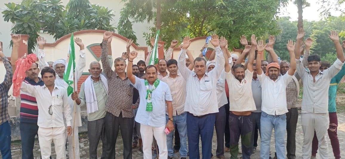 Hathras : farmer protest due to lack of fertilizer and black marketing