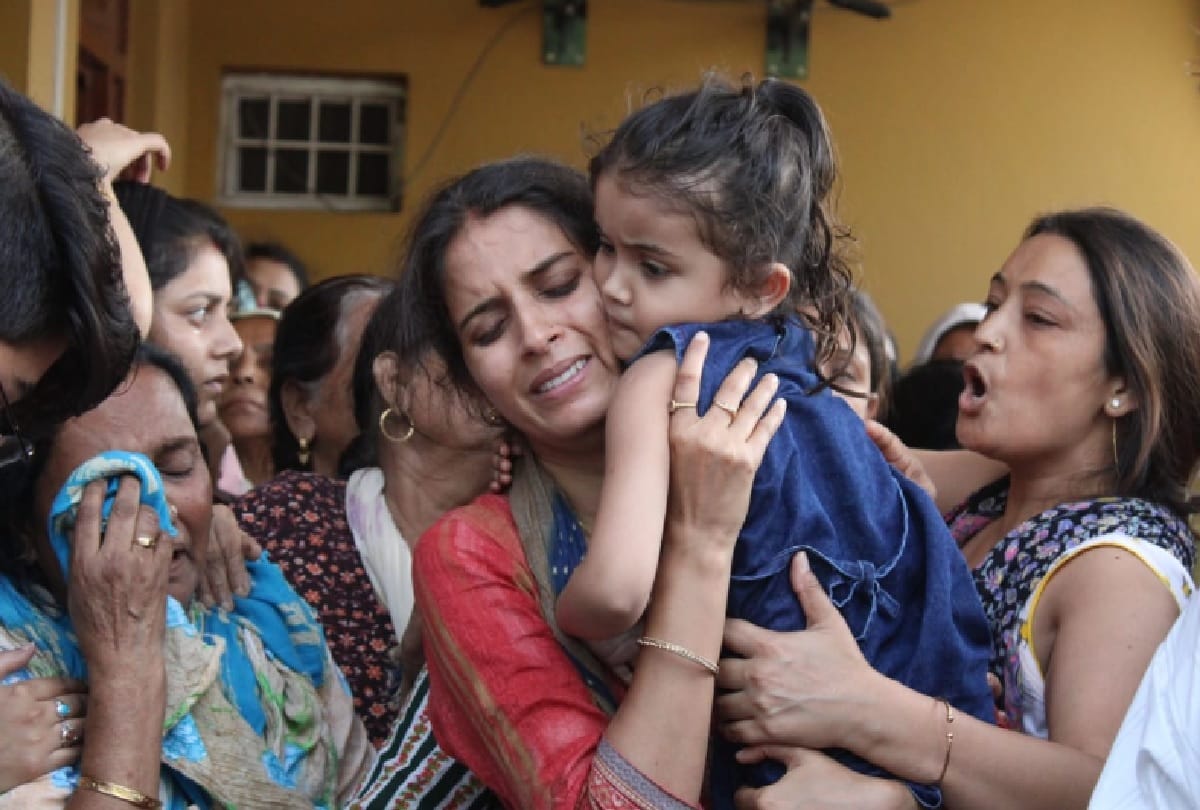 Deepak Chand's murder in Srinagar: Wife's stoned eyes, innocent child's hissing stopped, floods gathered to pay tribute