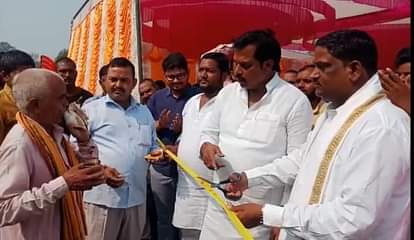 गोंडा में बाबागंज-मोतीगंज मार्ग का शिलान्यास करते राज्य मंत्री पल्टूराम।