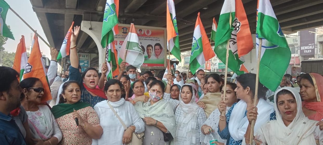 Congress going to UP stopped at the border, sat on dharna